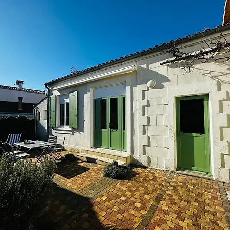 Charmante Maisonnette à Fouras, 200m De La Plage, Idéale Pour 4 Personnes - Fr-1-709-86