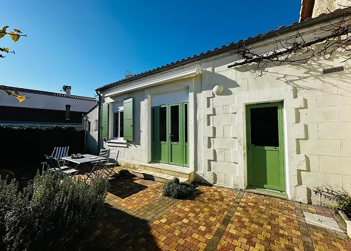 Charmante Maisonnette à Fouras, 200m De La Plage, Idéale Pour 4 Personnes - Fr-1-709-86